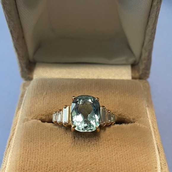Aquamarine Jewelry - Elegant ladies Aquamarine dinner ring